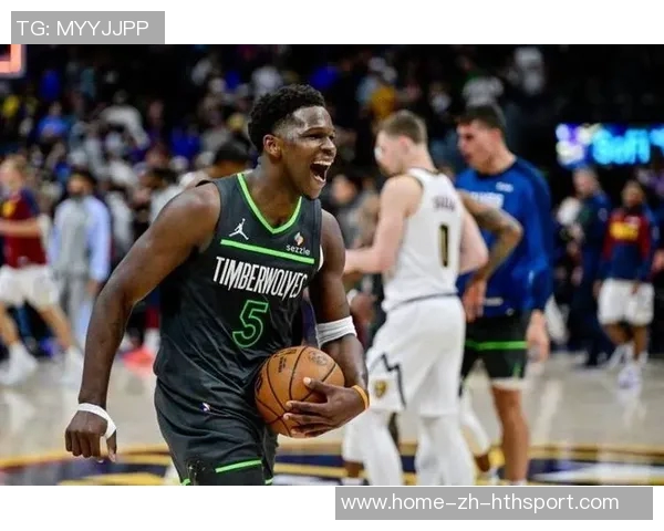 爱德华兹精准传球助攻戈贝尔轻松扣篮破包夹防守