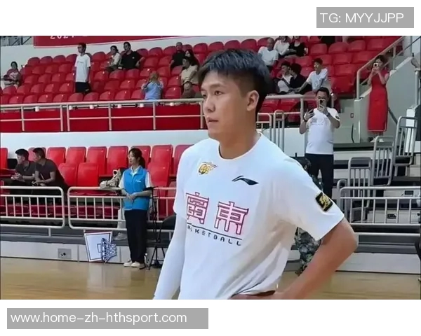 黄荣奇正式加盟同曦上赛季表现稳定场均贡献6分21助攻