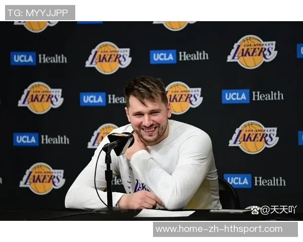 小里与东契奇的默契搭档雷迪克谈勒布朗缺阵的影响与应对策略