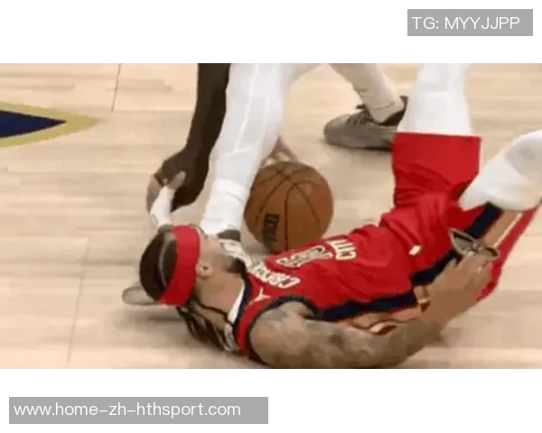 阿尔瓦拉多拼抢受伤迅速回更衣室后再度重返赛场展现顽强精神